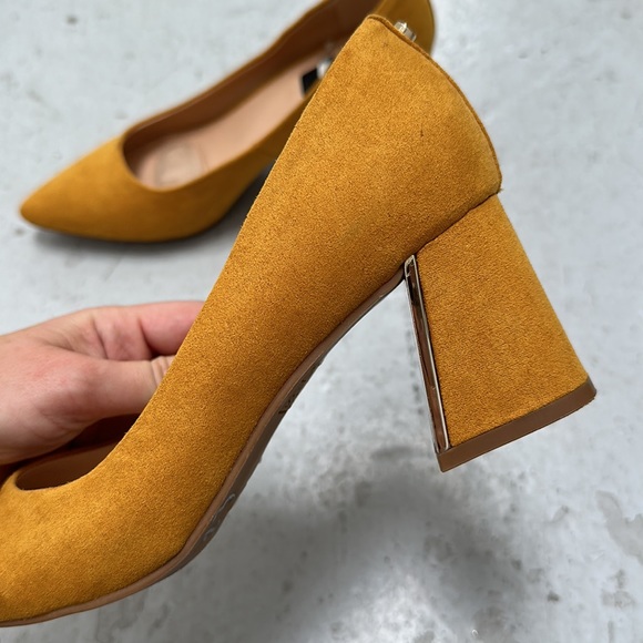 Mustard heels - Picture 2 of 5